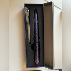 DAMSEL IN DEFENSE TACTICAL PEN. PURPLE.